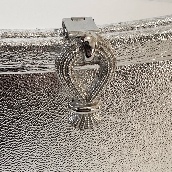 🌟HP🌟VTG 1950s-60s Silver Vinyl Decorative Lift Clasp Evening Bag - Picture 3 of 14
